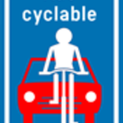 Dans une rue cyclable, vous pouvez dépasser un vélo à basse vitesse et sans le mettre en danger.