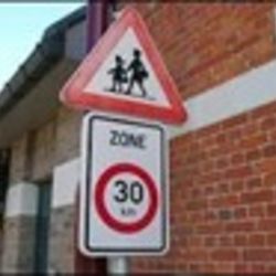 En pleine nuit, la vitesse maximale à laquelle on peut circuler aux abords d’une école est celle en vigueur en agglomération donc le plus souvent 50 km/h.