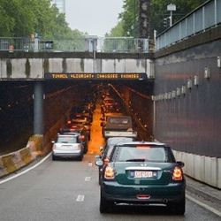 Dans un tunnel en agglomération à au moins deux bandes de circulation dans le sens que vous suivez, vous devez former un couloir de secours dès que des files commencent à se former et même si aucun véhicule prioritaire n’approche par l’arrière à ce moment-là.